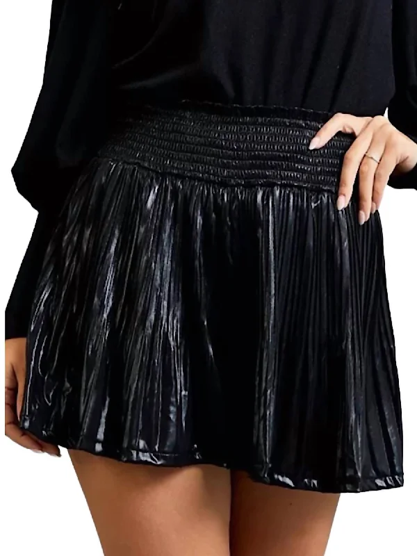 Smocked Elastic Waist Pleated Shorts In Black